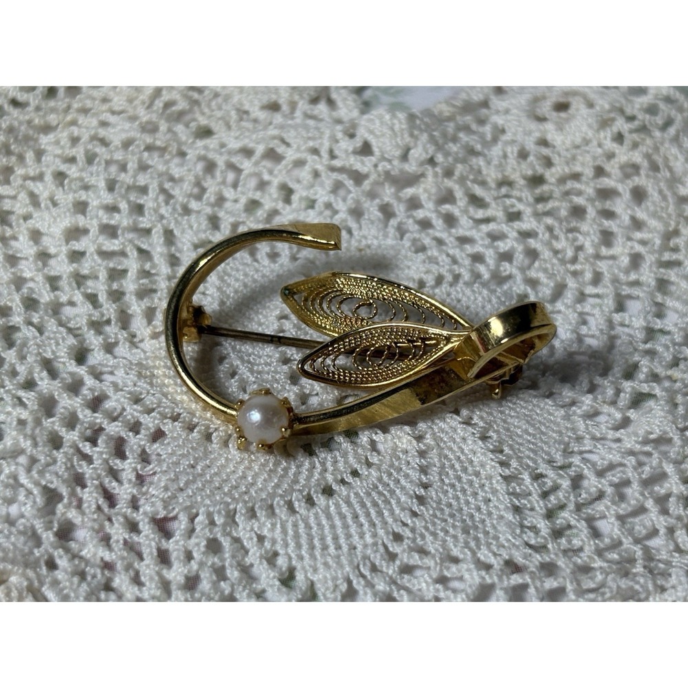 Vintage‎ gold-tone leaf filigree brooch with faux pearl accent